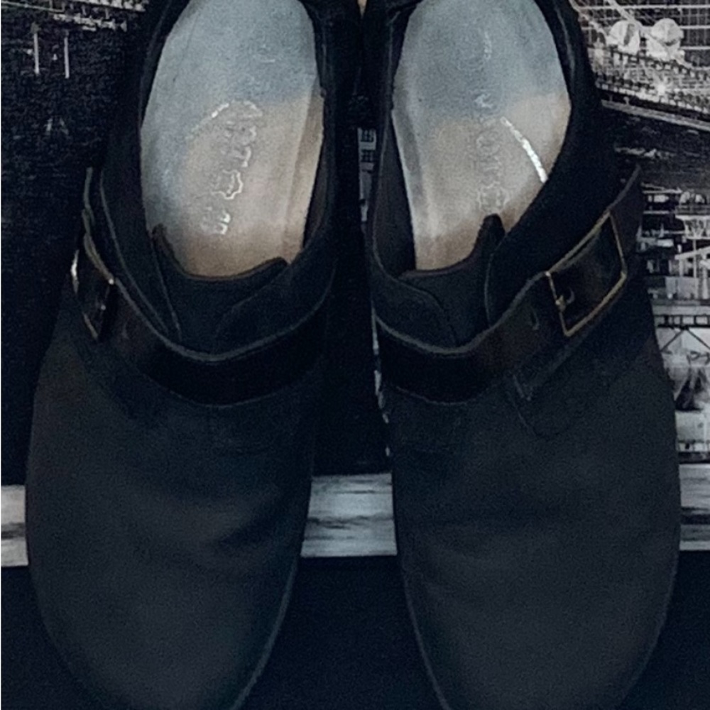 Shoes - Picture 2 of 4